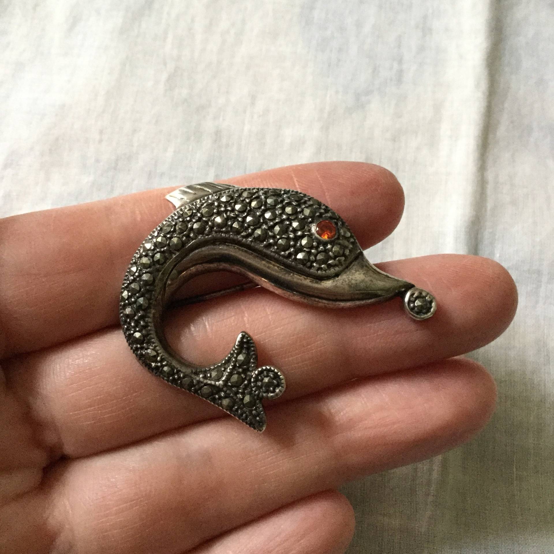 Art Deco Vintage Sterling Tierbrosche - Sehr Schön Geformter Delfinschmuck Granatauge Sterling Silber Aus Frankreich Art Deco Vintage Sterling Tierbrosche - Sehr Schön Geformter Delfinschmuck Granatauge Sterling Silber Aus Frankreich von FrenchBoutikVintage