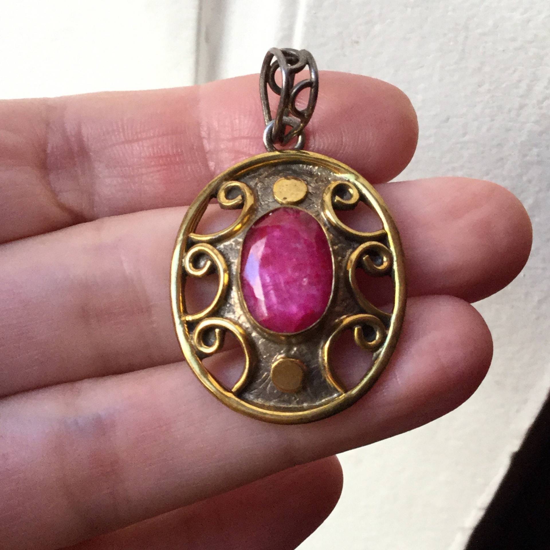 Außergewöhnlicher Vintage-Anhänger Aus Echtem Rubin-Sterlingsilber - Schön Geschnitzter Unikat-Schmuck Gold & Sterlingsilber Vintage Frankreich Außergewöhnlicher Vintage-Anhänger Aus Echtem Rubin-Sterlingsilber - Schön Geschnitzter Unikat-Schmuck Gold & Sterlingsilber Vintage Frankreich von FrenchBoutikVintage