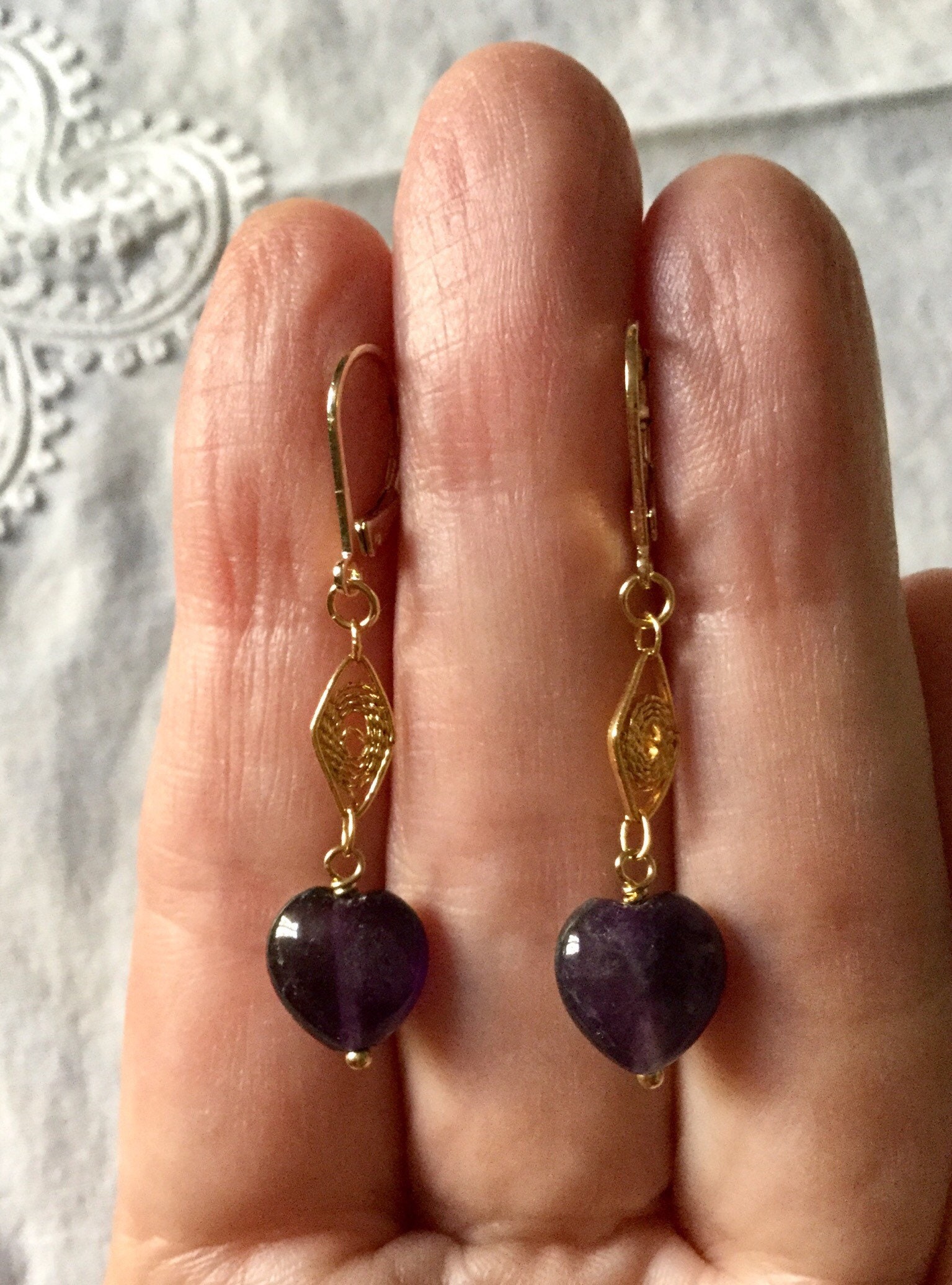 Echtes Amethyst-Herz Vergoldete Lange Vintage-Ohrringe - Original Herz-Amethyst-stein Filigranes Design Aus Frankreich Echtes Amethyst-Herz Vergoldete Lange Vintage-Ohrringe - Original Herz-Amethyst-stein Filigranes Design Aus Frankreich von FrenchBoutikVintage