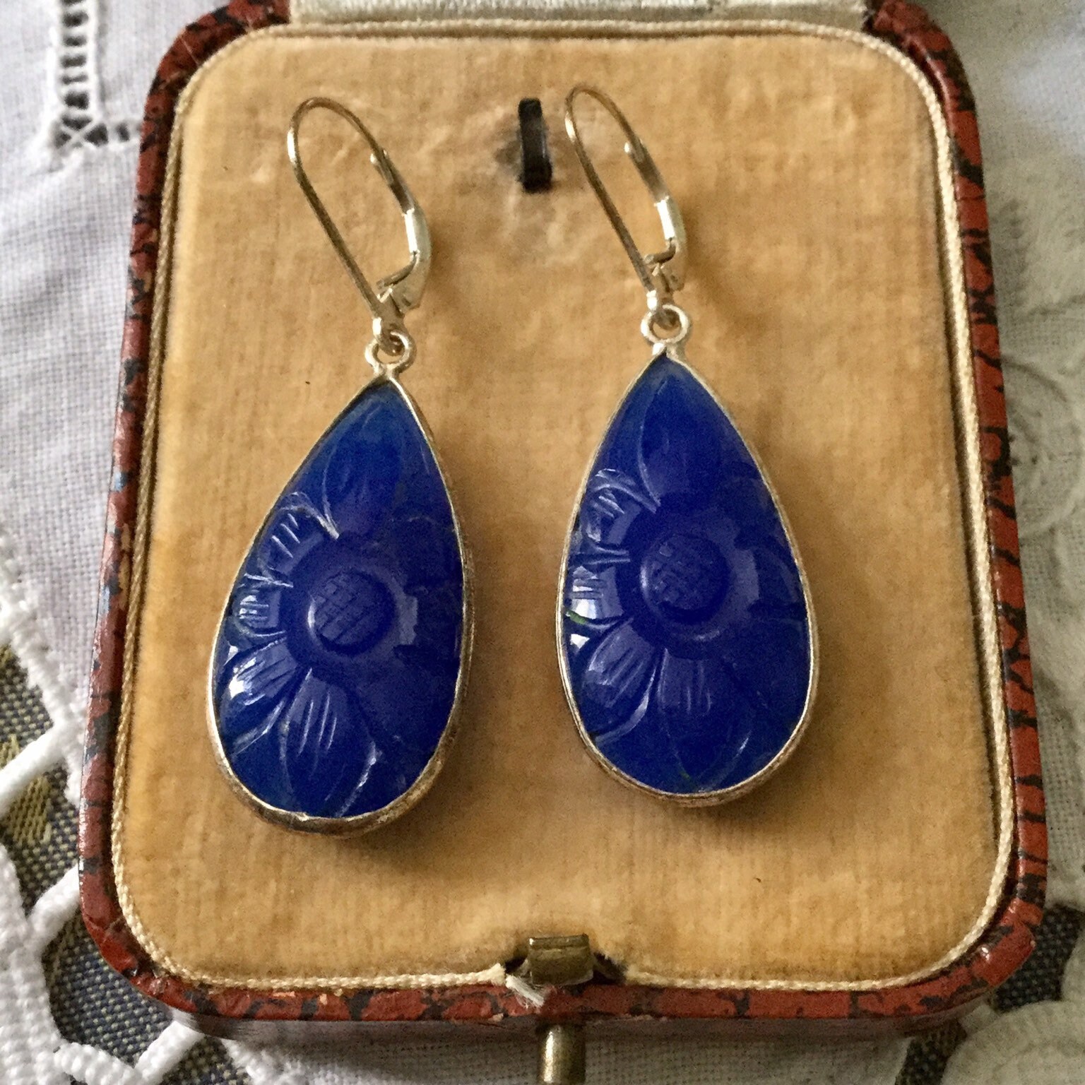 Geschnitzte Saphir-Sterling-Ohrringe Im Vintage-Stil - Handgeschnitztes Schönes Design Luxus-Schmuck Aus Frankreich Lange Sterling-Ohrringe Geschnitzte Saphir-Sterling-Ohrringe Im Vintage-Stil - Handgeschnitztes Schönes Design Luxus-Schmuck Aus Frankreich Lange Sterling-Ohrringe von FrenchBoutikVintage