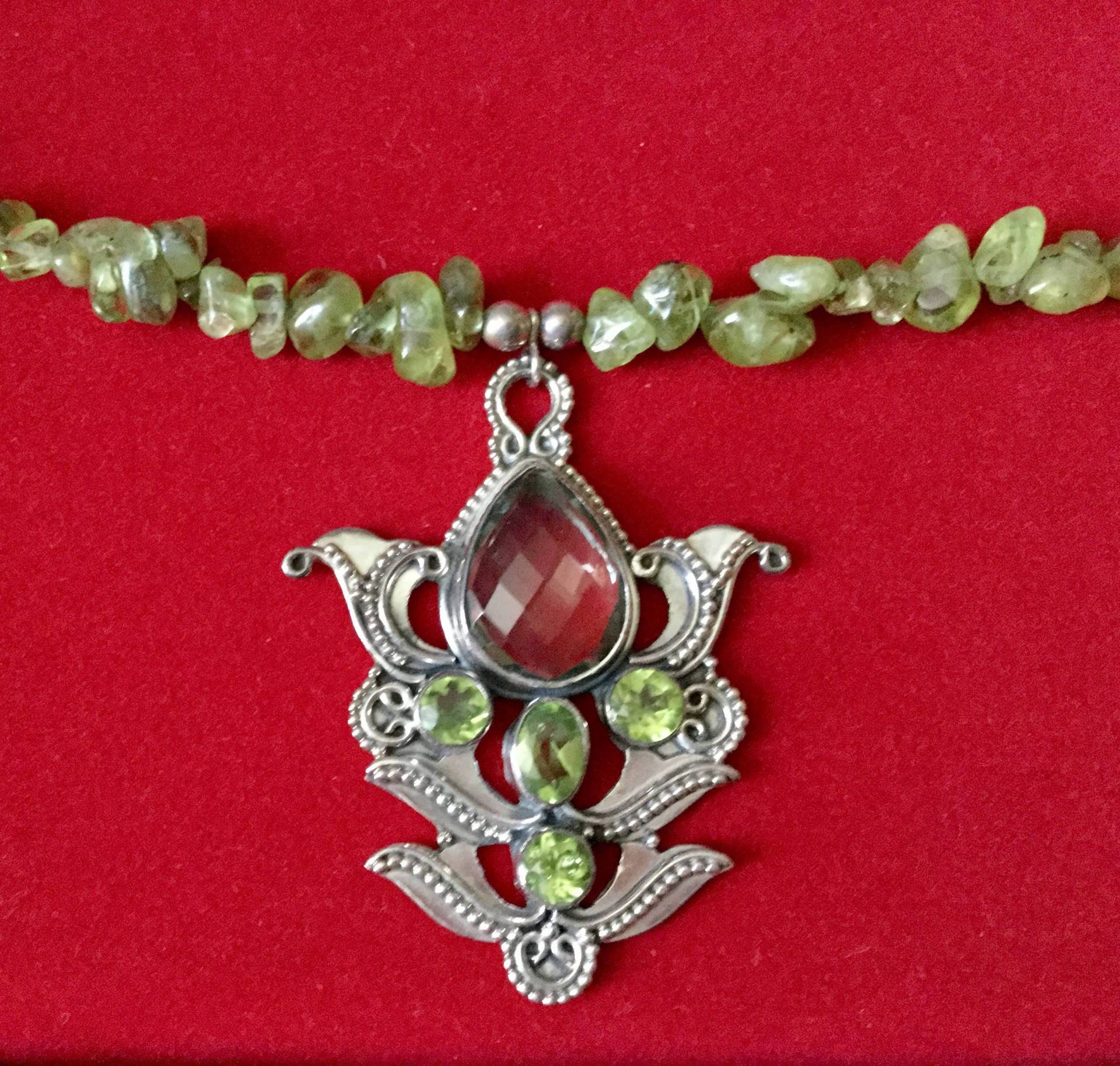 Natürlicher Peridot-Topas Sterling-Halskette Vintage-Anhänger - Geschnitztes Unikat-Design Sterlingsilber Natürlicher Topas & Peridot Aus Frankreich Natürlicher Peridot-Topas Sterling-Halskette Vintage-Anhänger - Geschnitztes Unikat-Design Sterlingsilber Natürlicher Topas & Peridot Aus Frankreich von FrenchBoutikVintage