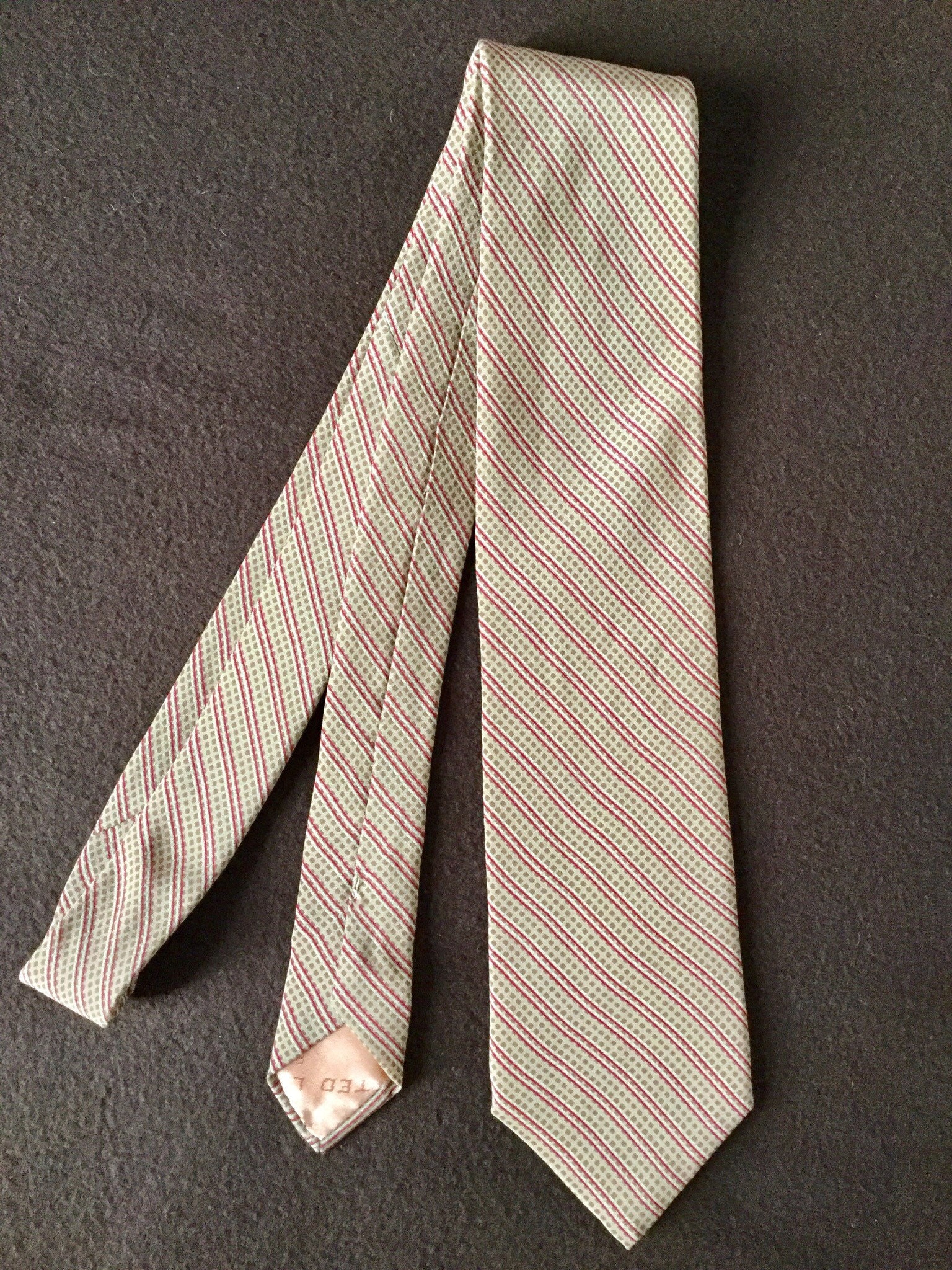 Ted Lapidus Paris Seiden-Vintage-Krawatte - Haute Couture Accessoire Mode Made in France 100 % Seide Ausgezeichneter Zustand Vintage-Krawatte Ted Lapidus Paris Seiden-Vintage-Krawatte - Haute Couture Accessoire Mode Made in France 100 % Seide Ausgezeichneter Zustand Vintage-Krawatte von FrenchBoutikVintage