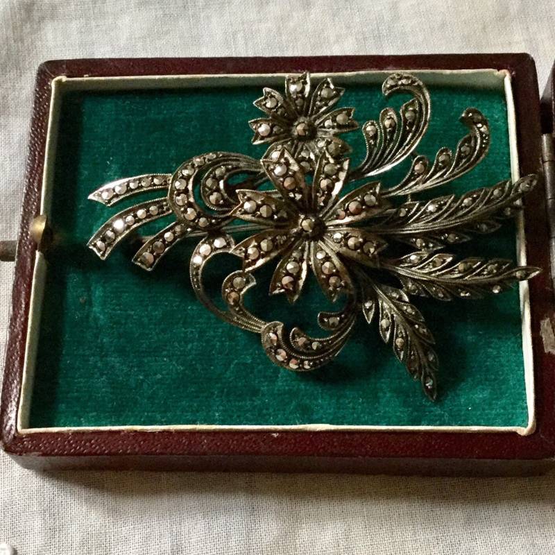 Um 1900 Vintage Brosche Aus Massivem Silber - Elegantes Blumendesign Toller Antiker Schmuck Echter Markasit Aus Frankreich Um 1900 Vintage Brosche Aus Massivem Silber - Elegantes Blumendesign Toller Antiker Schmuck Echter Markasit Aus Frankreich von FrenchBoutikVintage