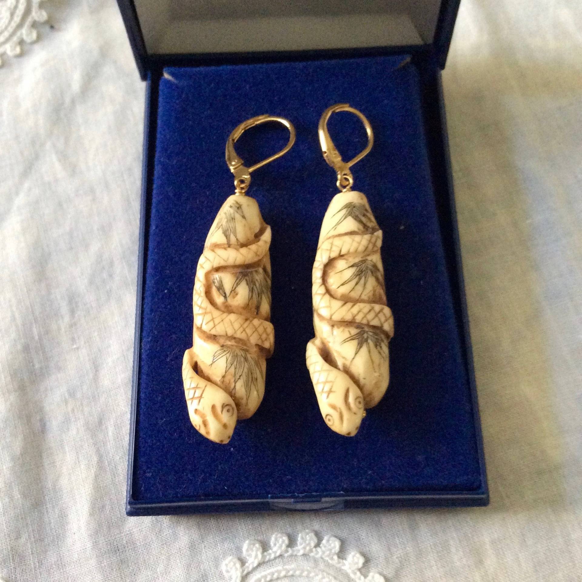 Vintage Knochen Geschnitzte Schlangen Vergoldete Ohrringe - Eleganter Original Geschnitzter Schmuck Vergoldet Wunderschöne Aus Frankreich Vintage Knochen Geschnitzte Schlangen Vergoldete Ohrringe - Eleganter Original Geschnitzter Schmuck Vergoldet Wunderschöne Aus Frankreich von FrenchBoutikVintage