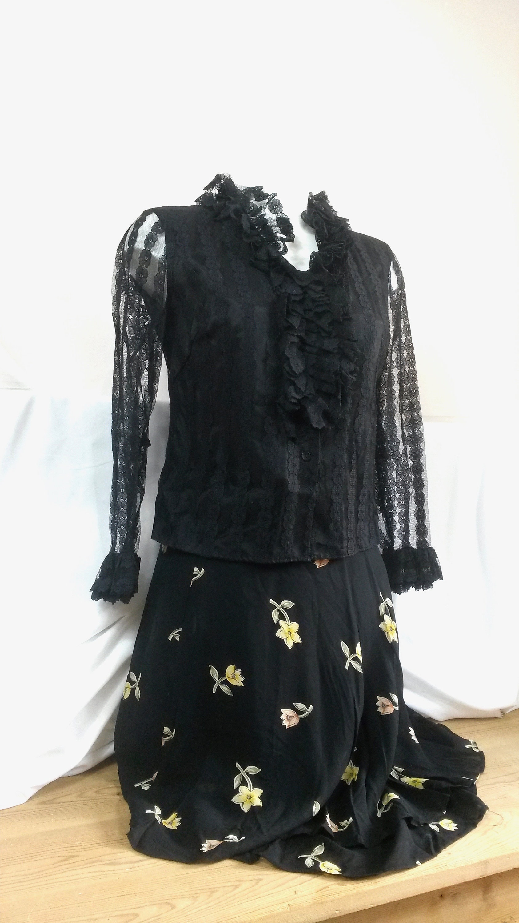 Vintage Rüschenkragen Bluse - Schwarzes Spitzen Abendhemd, Größe 34 von FrenchDelights