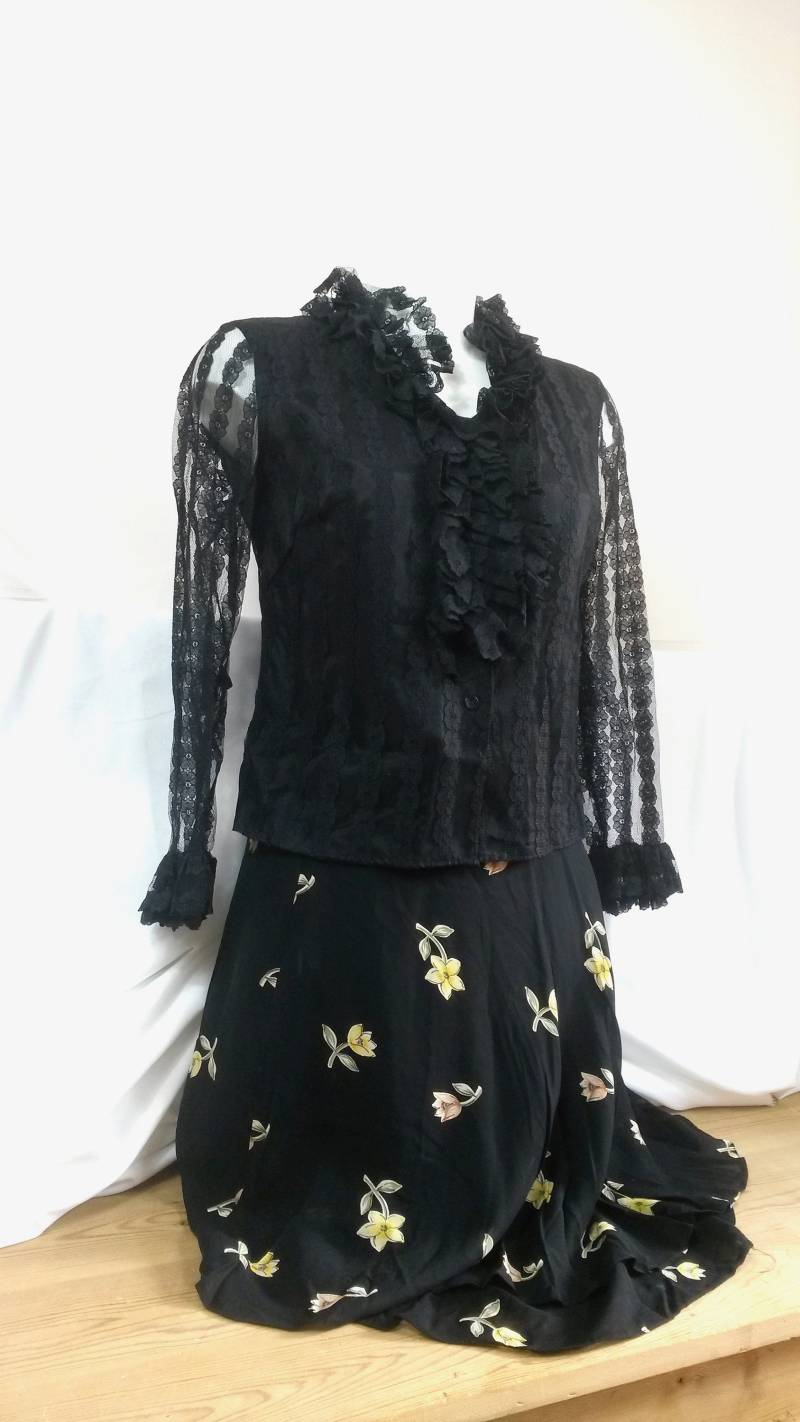 Vintage Rüschenkragen Bluse - Schwarzes Spitzen Abendhemd, Größe 34 von FrenchDelights