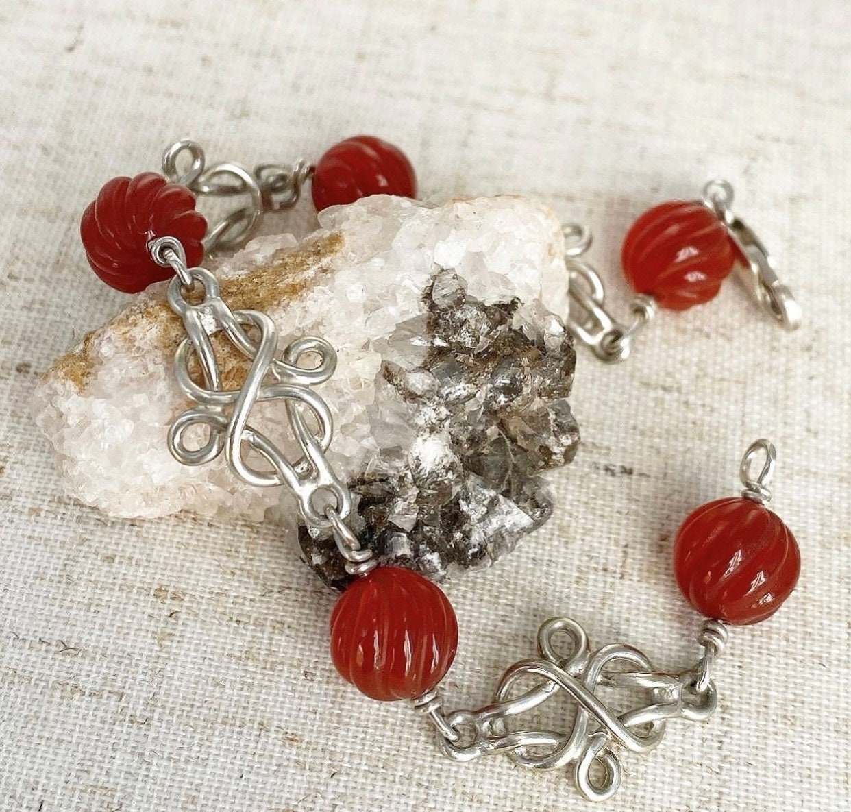 Sunset - Sterling Silber Und Rustikale Rote Geschnitzte Karneol Perlen Armband von FrenchImpressionsInc
