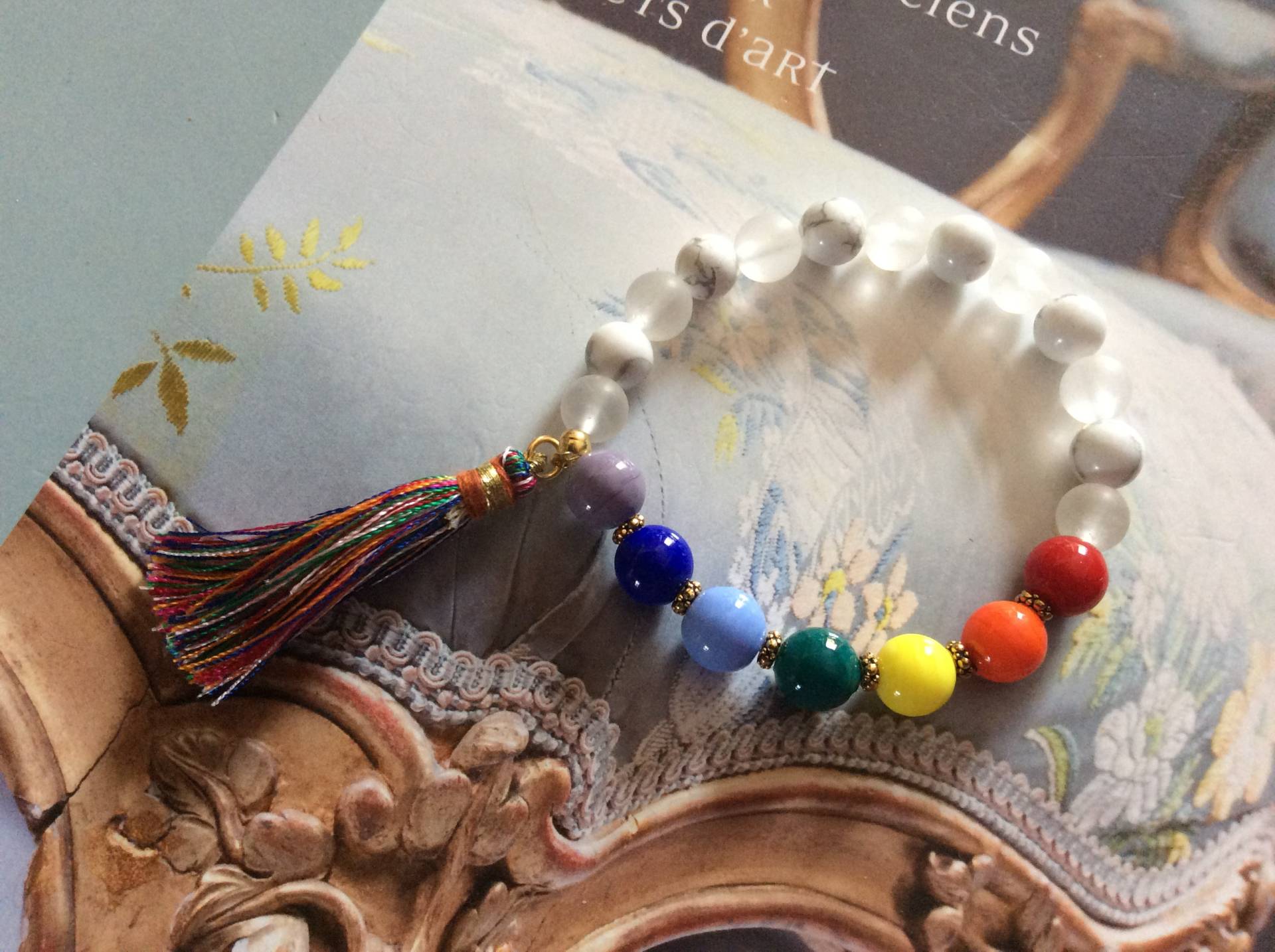 Chakra-Armband - Regenbogenfarben Regenbogenfahne Chakra-Farben Lampwork-Glasperlen, Weiße Jade Und Howlitte Pompom von FrenchTouchJewelry