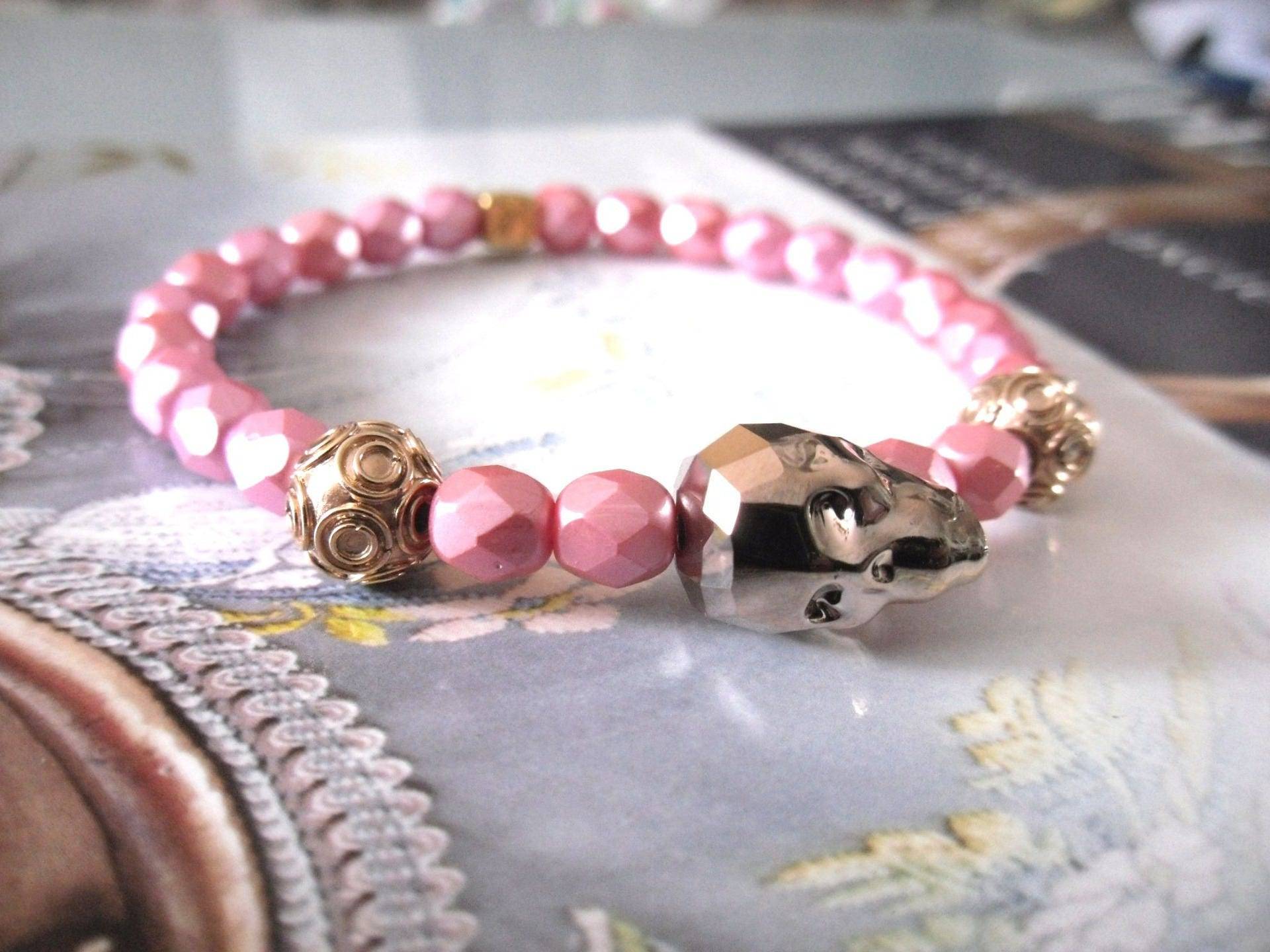 Frau Rosa Crystal Skull Armband - Poliert Totenkopf Swarovski Roségold Pearly Pink Perlen von FrenchTouchJewelry