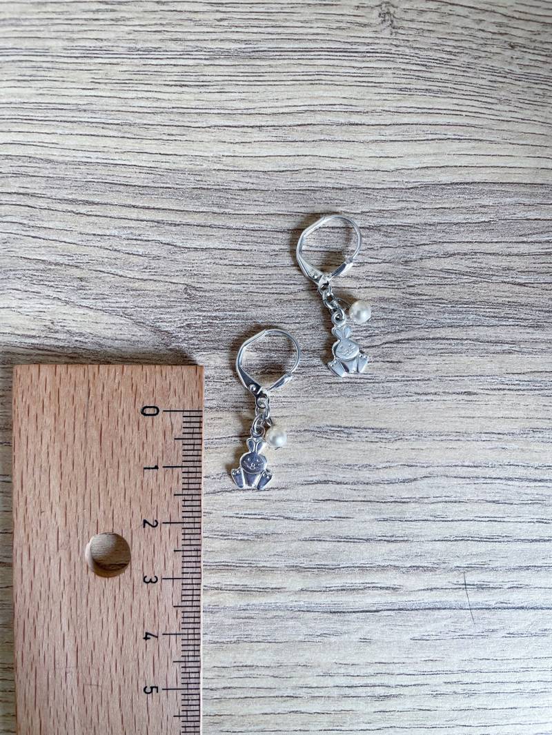 Kleine Lustige Hasen-Kinderohrringe in Silber, Kleine Silberperle Kleine Lustige Hasen-Kinderohrringe in Silber, Kleine Silberperle von FrenchTouchJewelry