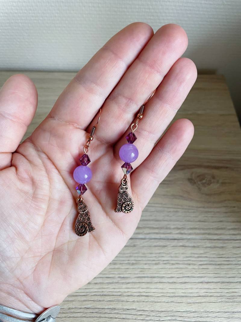 Kupfer- Und Lavendelkatze - Charm-Ohrringe, Kupfer-Spiralkatze, Lavendel-Jade-Perle, Swarovski-Kreisel Aus Amethyst-Kristall von FrenchTouchJewelry
