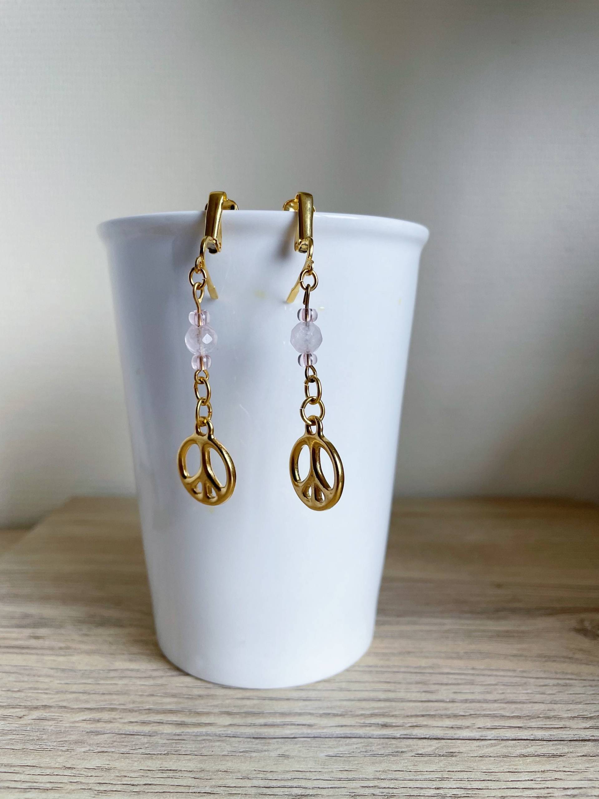 Nicht Durchbohrte Goldene Peace & Love Charm-Ohrringe, Facettierter Bergkristall, Clips von FrenchTouchJewelry
