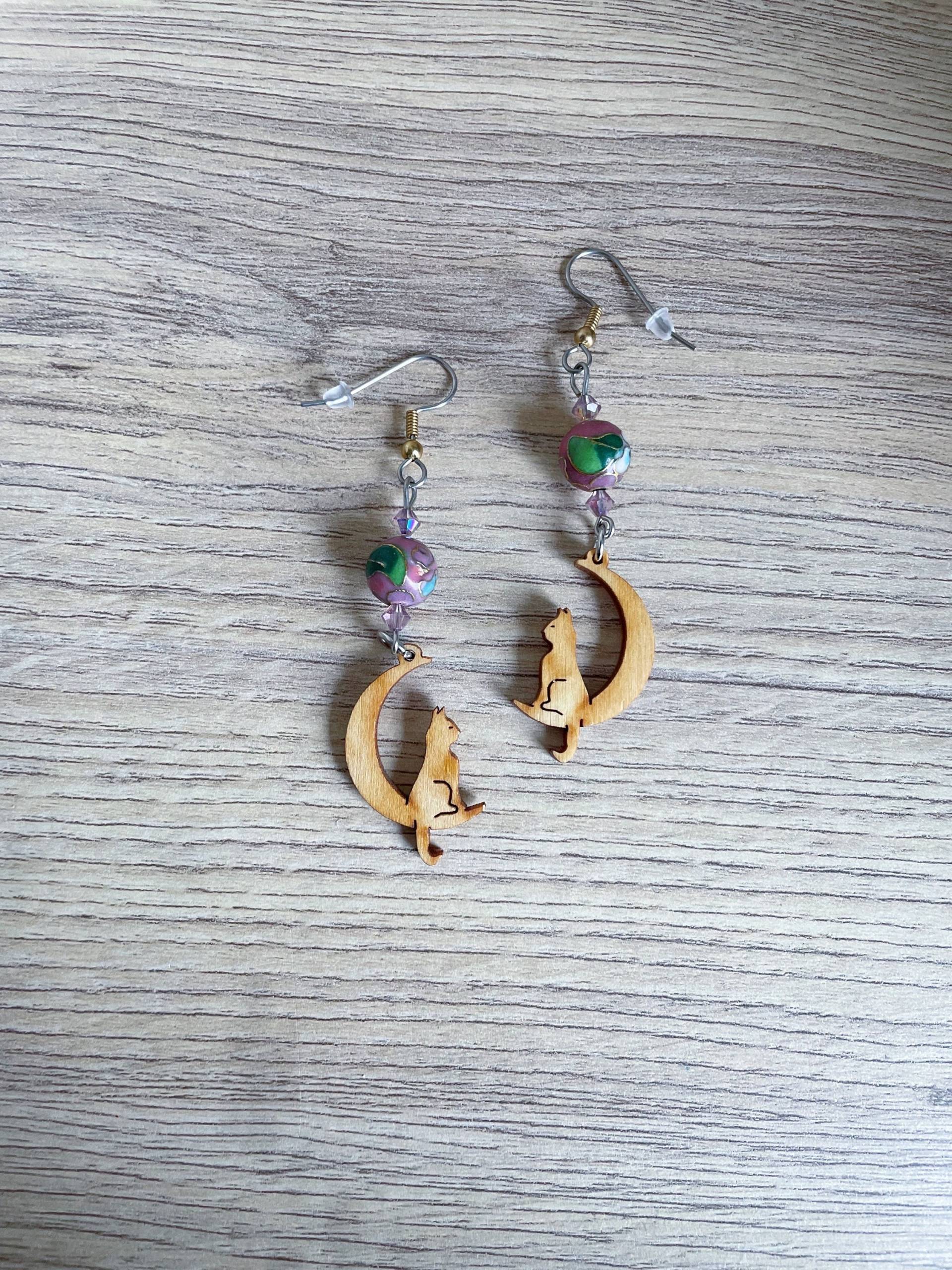 Ohrringe, Auf Dem Mond Sitzender Katzenanhänger, Geschliffenes Holz, Glatte Rosa Emaillierte Cloisonné-Perle, Topuy-Perlen Aus Swarovski-Kristallen von FrenchTouchJewelry