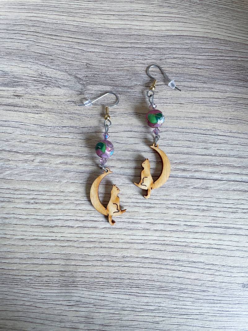 Ohrringe, Auf Dem Mond Sitzender Katzenanhänger, Geschliffenes Holz, Glatte Rosa Emaillierte Cloisonné-Perle, Topuy-Perlen Aus Swarovski-Kristallen Ohrringe, Auf Dem Mond Sitzender Katzenanhänger, Geschliffenes Holz, Glatte Rosa Emaillierte Cloisonné-Perle, Topuy-Perlen Aus Swarovski-Kristallen von FrenchTouchJewelry