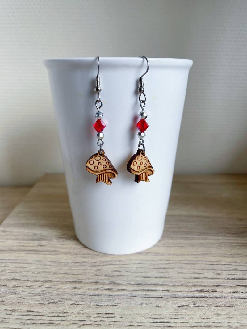 Ohrringe, Hölzerner Pilzanhänger, Rote Und Silberne Swarovski-Kristallperlen von FrenchTouchJewelry