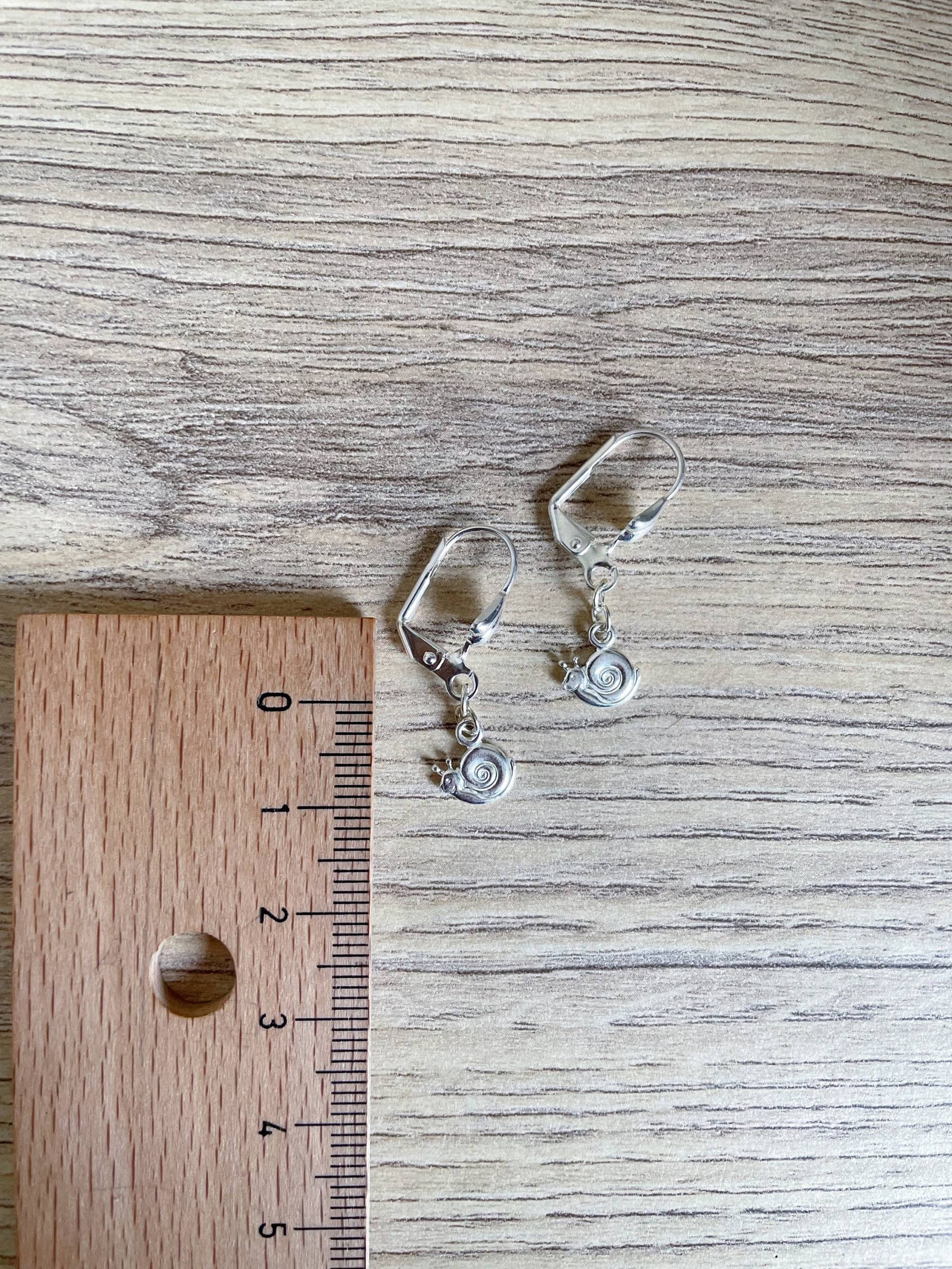 Paar Lustige Kleine Schnecken-Kinderohrringe in Silber von FrenchTouchJewelry