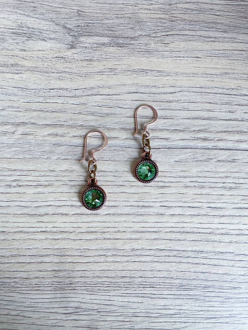 Rivoli Peridot-Cabochon-Ohrringe Mit Swarovski-Kristallen - Kupferhalterung Und Rosa Vermeil-Haken Rivoli Peridot-Cabochon-Ohrringe Mit Swarovski-Kristallen - Kupferhalterung Und Rosa Vermeil-Haken von FrenchTouchJewelry