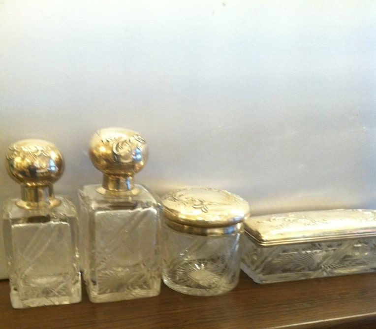Kristall Parfümflasche Dresser Antike Sterling Silber Eitelkeitsset Dressing Set Geschenk Für Sie Weihnachtsgeschenk Schmuckschale Schmuck Kristall Parfümflasche Dresser Antike Sterling Silber Eitelkeitsset Dressing Set Geschenk Für Sie Weihnachtsgeschenk Schmuckschale Schmuck von FrenchVintageAntik