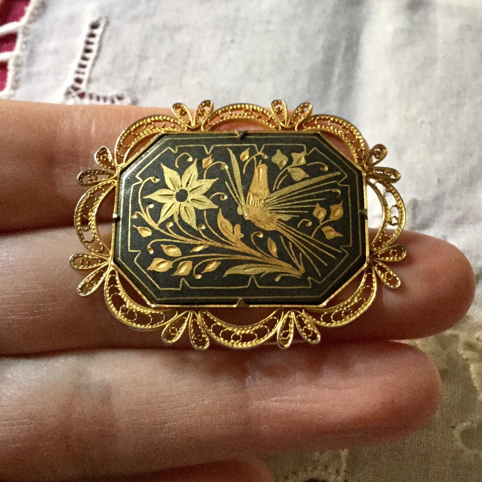 Atemberaubende Vintage Toledo Gold Damaszener Vergoldete Brosche - Geschnitzt Vergoldet Schöne Filigrane Elegante Aus Frankreich von FrenchVintageBoutik