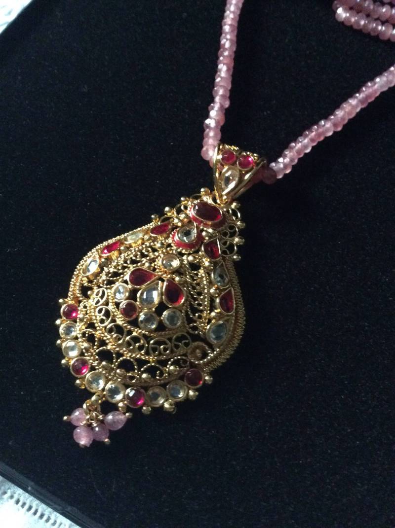 Aussergewöhnliche Vintage-Halskette - Einzigartiges Design Schön Vergoldet Echte Rosensteine Filigran Riesige Halskette Aus Frankreich von FrenchVintageBoutik