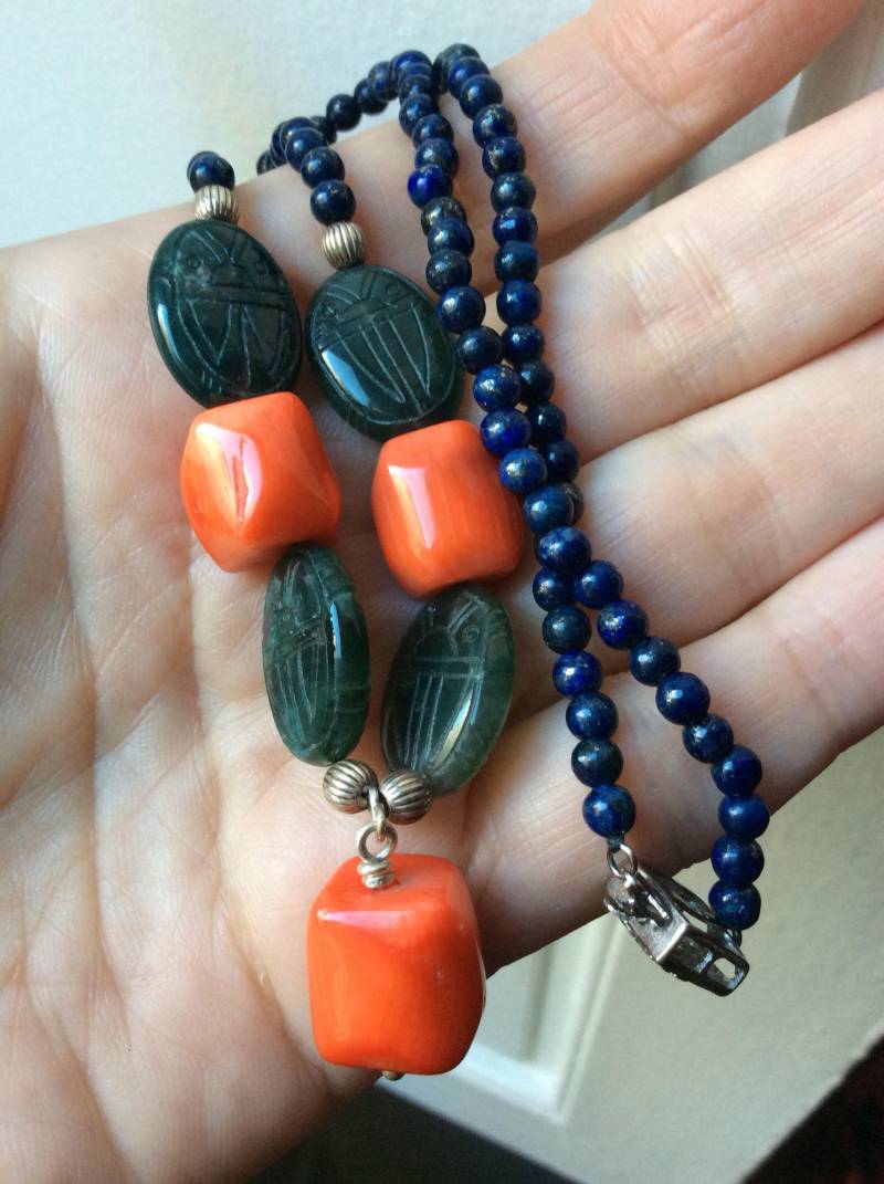 Vintage Art Deco Scarabäus Halskette - Echter Lapis, Koralle Handgeschnitzter Jade Skarabäus Schmuck Einzigartiges Design Aus Frankreich von FrenchVintageBoutik