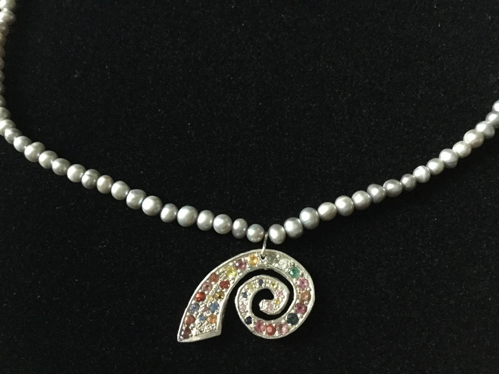 Vintage Einzigartige Mehrfarbige Saphir Grau Perlen Halskette - Einzigartiges Design Sterling Silber Echte Perle Natürlicher Saphir Luxus Vintage Einzigartige Mehrfarbige Saphir Grau Perlen Halskette - Einzigartiges Design Sterling Silber Echte Perle Natürlicher Saphir Luxus von FrenchVintageJewel