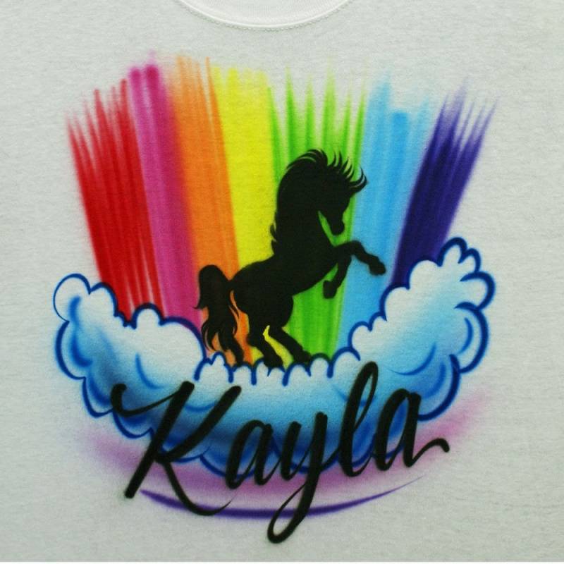 Airbrush T-Shirt - Einhorn Regenbogen Dein Wort Personalisieren von FreshAirShirts