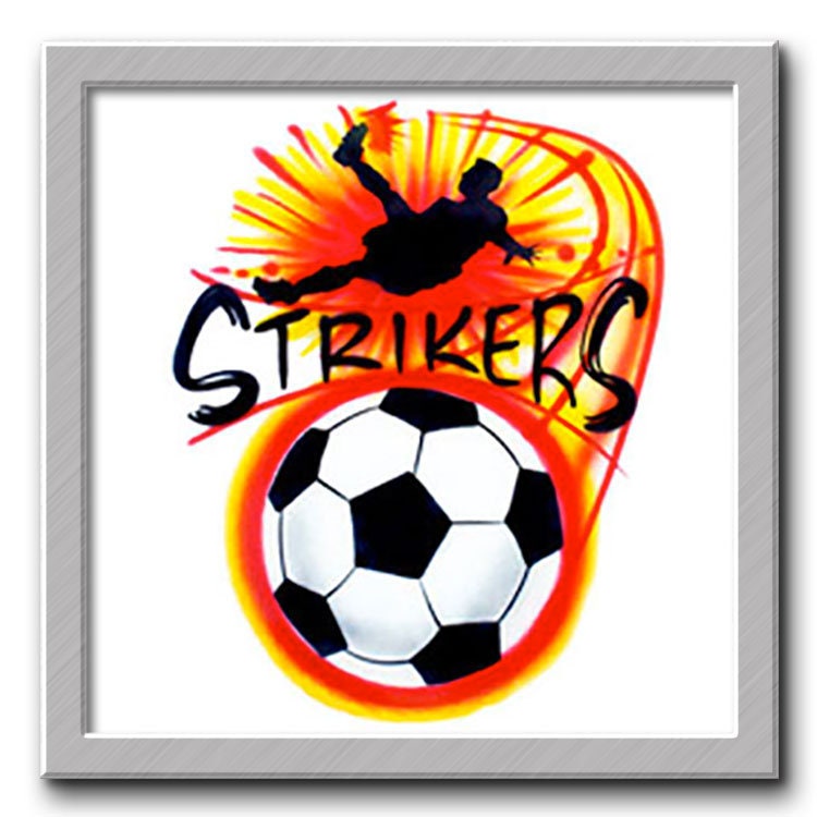 Airbrush T-Shirt - Fußball Ihr Name Personalisiert Stürmer von FreshAirShirts