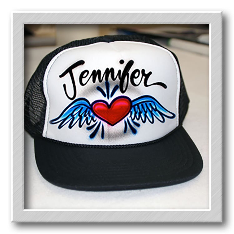 Airbrush Trucker Hut Flügel Herz Mit Namen Mütze von FreshAirShirts