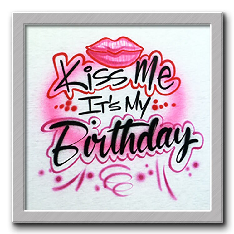 Airbrushed T-Shirt Küss Mich, Es Ist Mein Geburtstag Dein Name Du Wählst Eine Farbe von FreshAirShirts