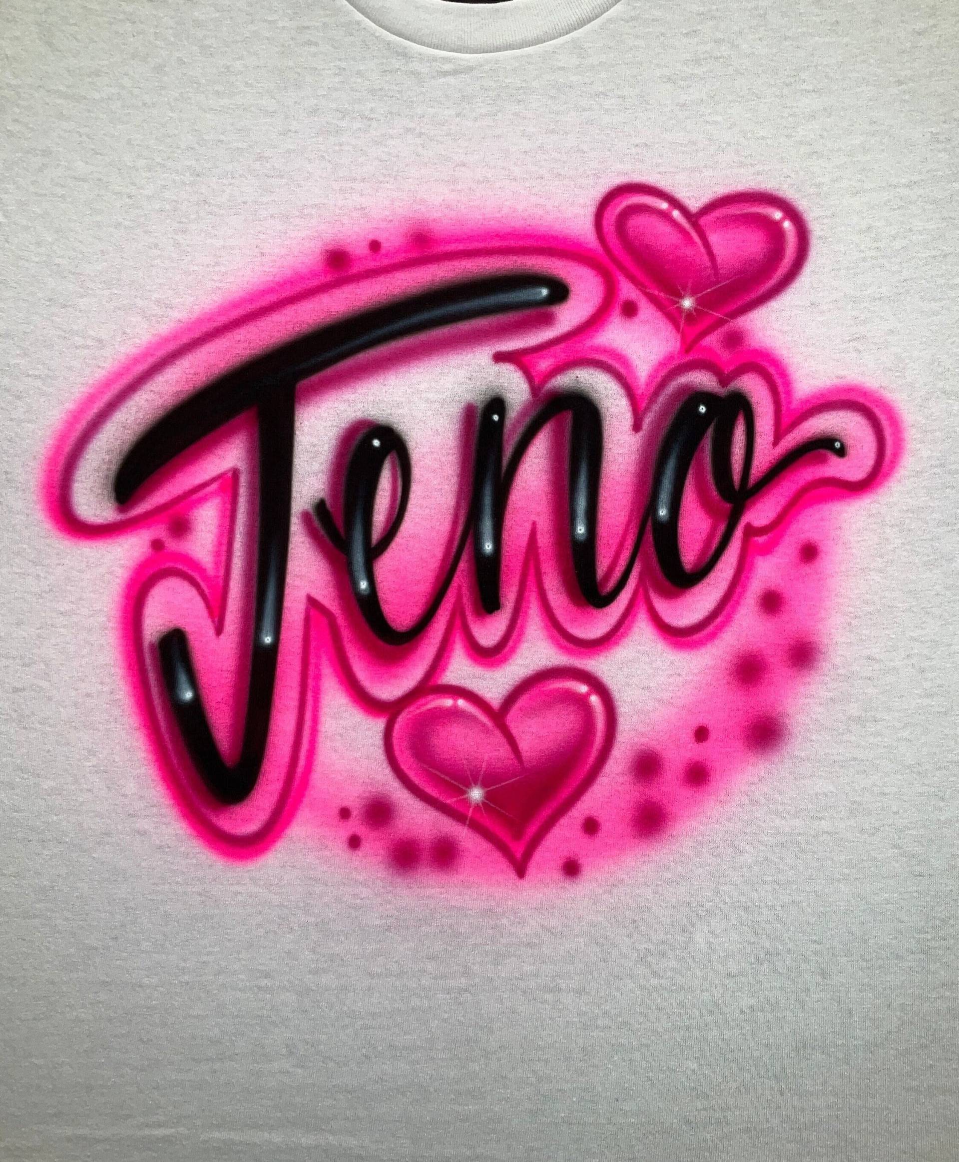 Airbrushed T-Shirt - Name Oder Wort Herzen Personalisiert von FreshAirShirts