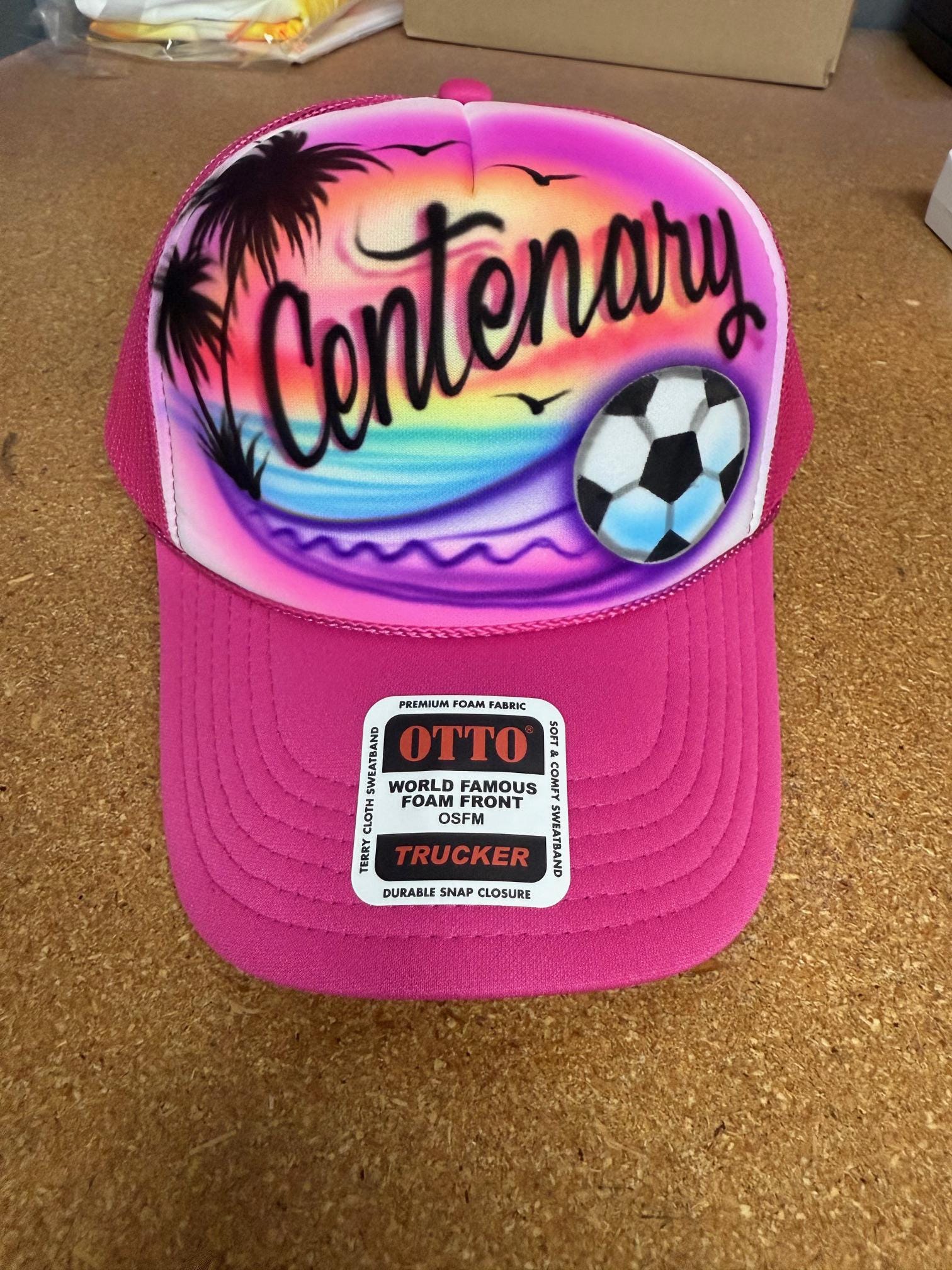 Airbrushed Trucker-Hut Fußball Strand Palme Dein Sportball von FreshAirShirts