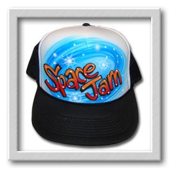Airbrushfarbene Trucker-Mütze Space Design Ihr Wunschtext von FreshAirShirts