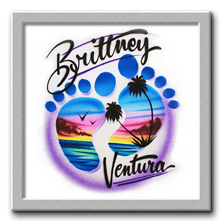 Airbrushfarbenes T-Shirt Fußabdrücke Strandmotiv Dein Name von FreshAirShirts