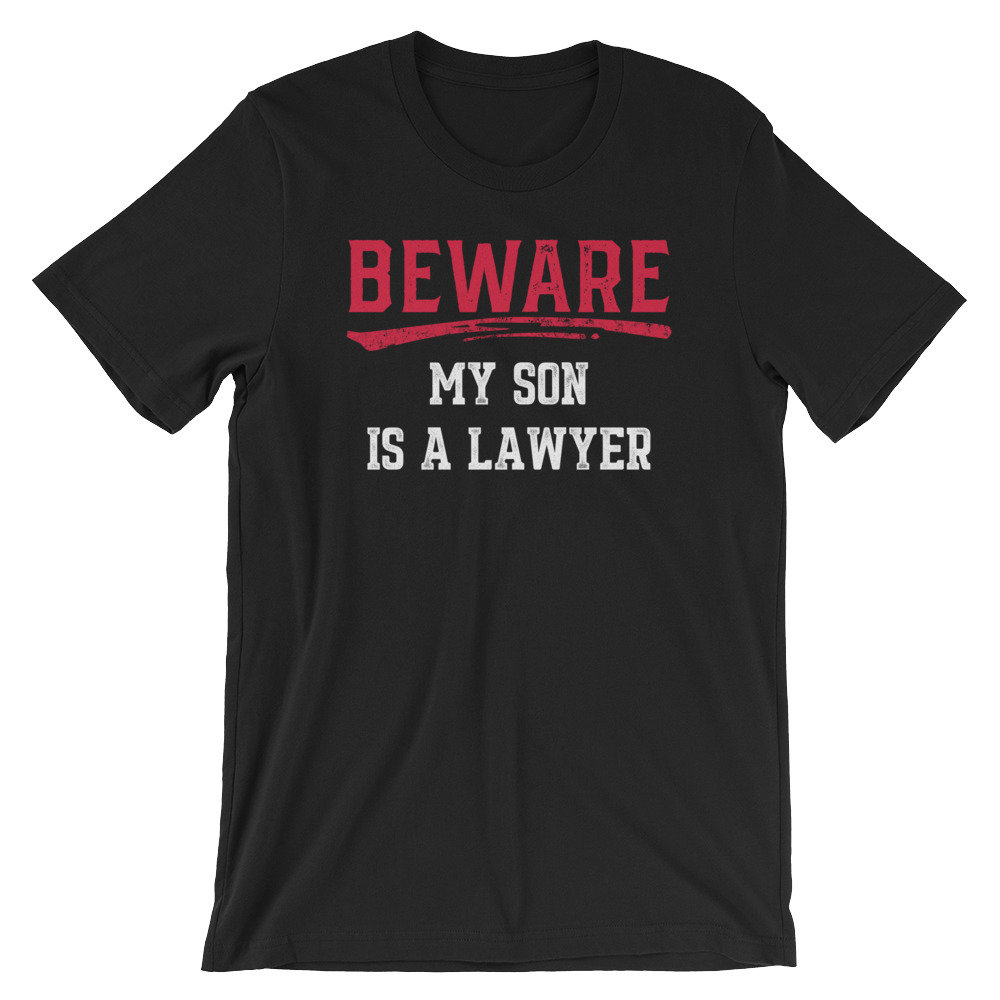 Achtung Mein Sohn Ist Ein Anwalt T-Shirt | Jura-| Kurzärmeliges Unisex-T-Shirt Stolze Eltern Shirt Anwaltsshirt von FreshDressedTees