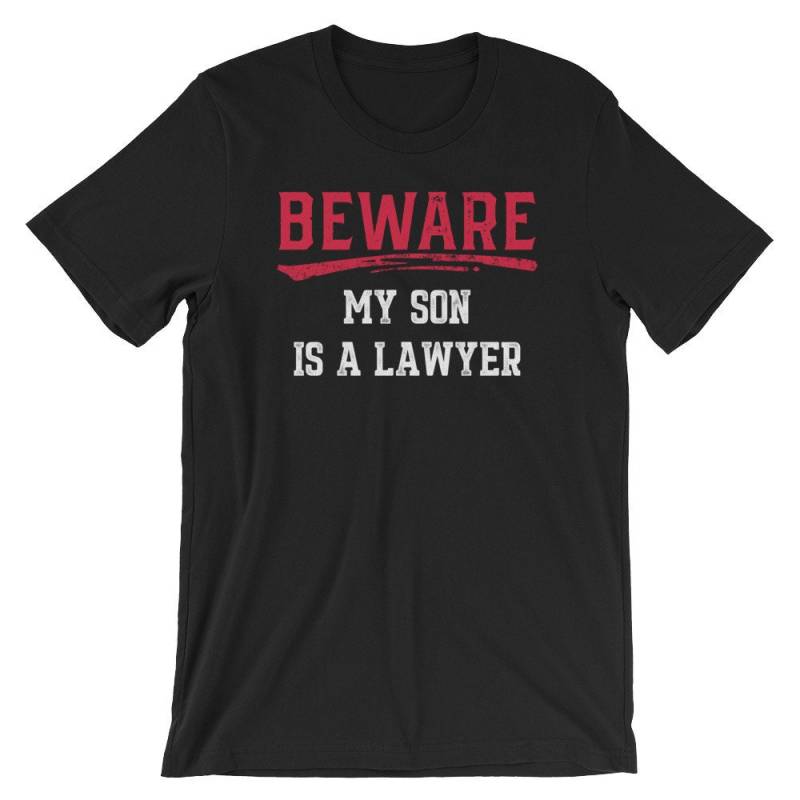 Achtung Mein Sohn Ist Ein Anwalt T-Shirt | Jura-| Kurzärmeliges Unisex-T-Shirt Stolze Eltern Shirt Anwaltsshirt Achtung Mein Sohn Ist Ein Anwalt T-Shirt | Jura-| Kurzärmeliges Unisex-T-Shirt Stolze Eltern Shirt Anwaltsshirt von FreshDressedTees