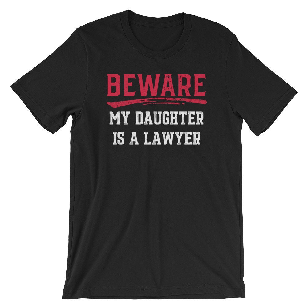 Achtung Meine Tochter Ist Ein Anwalt T-Shirt | Lustiges Anwalts-T-Shirt Kurzärmeliges Unisex-T-Shirt Stolzes Anwaltshirt Stolze Eltern Shirt von FreshDressedTees