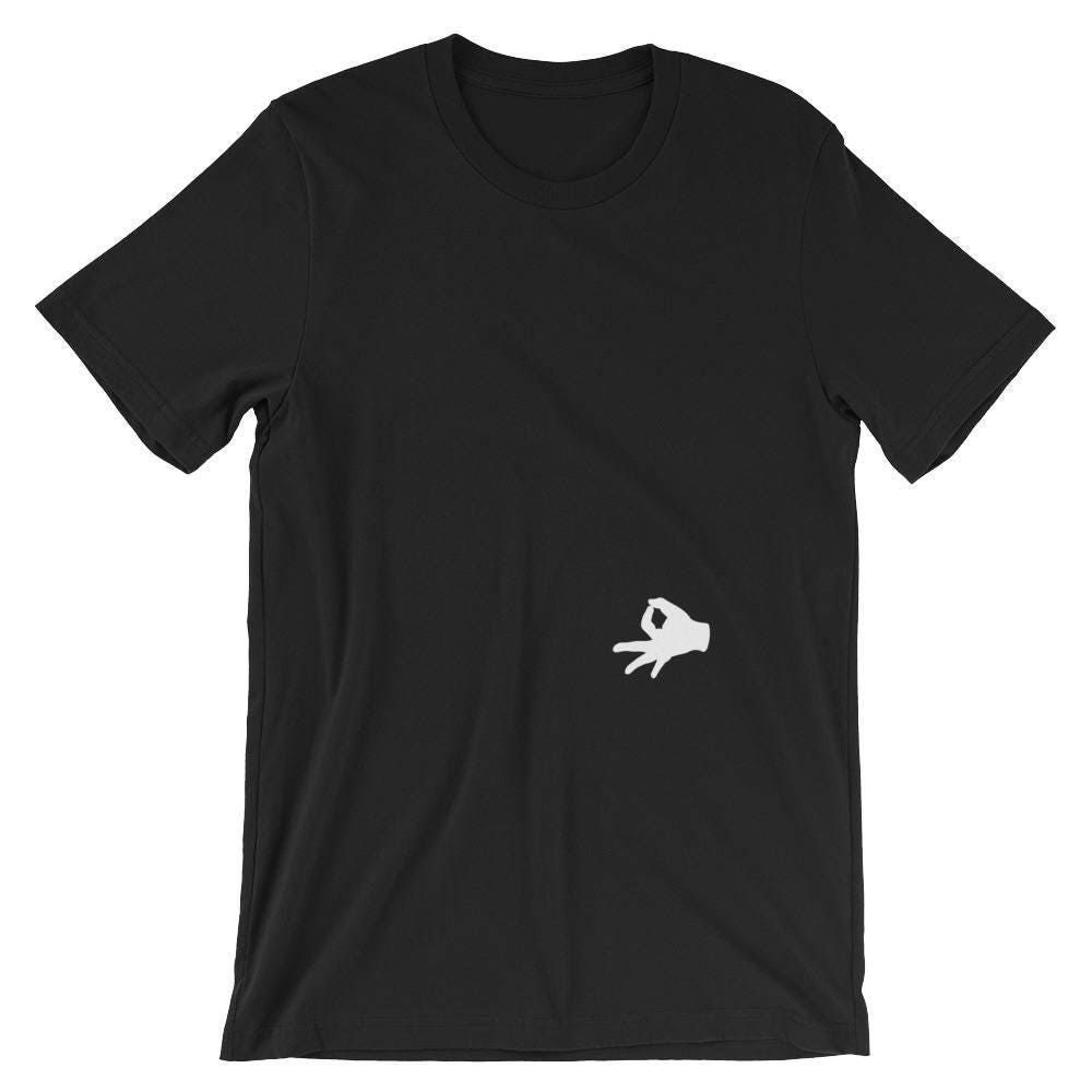 Der Kreis Spiel Finger Loch Lustiger Streich Unisex Shirt | Spaßvogel Gag Witz Wortspiel Partei Urlaub Cool Kostüm T-Shirt Griffloch-T-Shirt von FreshDressedTees