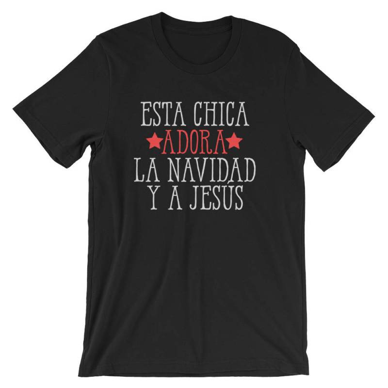 Dieses Mädchen Liebt Weihnachten Und Jesus Latein Humor Shirt | Xmas Lustige Holiday Party Kostüm T-Shirt Esta Chica Adora La Navidad Y Ein Dieses Mädchen Liebt Weihnachten Und Jesus Latein Humor Shirt | Xmas Lustige Holiday Party Kostüm T-Shirt Esta Chica Adora La Navidad Y Ein von FreshDressedTees