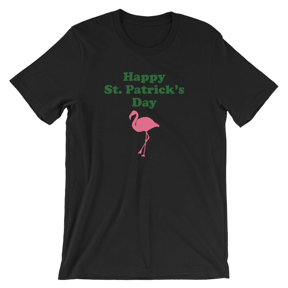Glücklich St. Patricks Day Pink Flamingo Saint Patrick Ist Unisex T-Shirt | Lustige Kobold Garten Fee Trinken Partei Irish Kostüm Shirt von FreshDressedTees