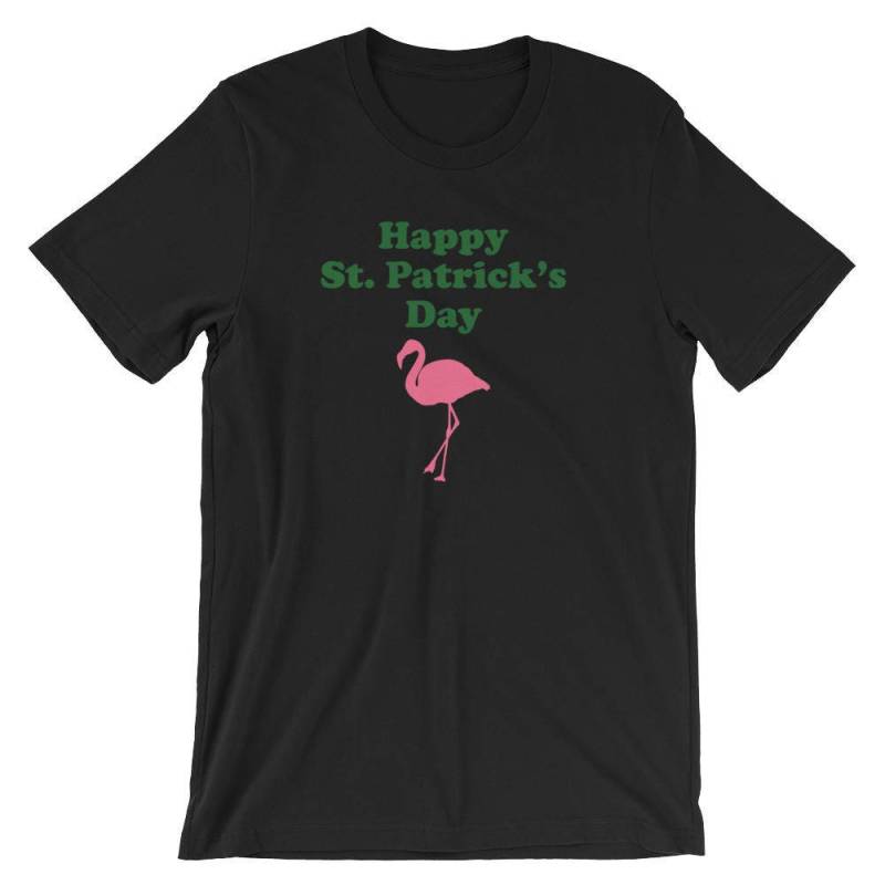 Glücklich St. Patricks Day Pink Flamingo Saint Patrick Ist Unisex T-Shirt | Lustige Kobold Garten Fee Trinken Partei Irish Kostüm Shirt von FreshDressedTees