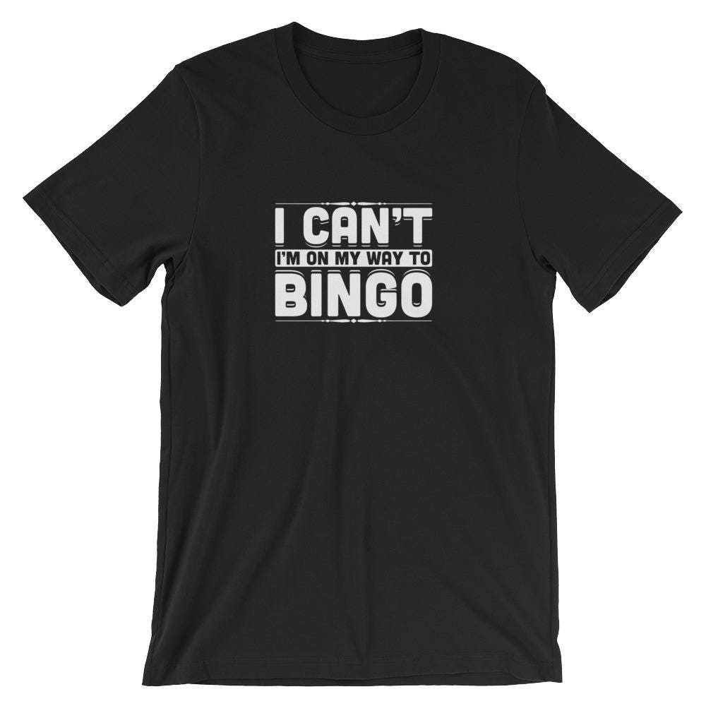 Ich Kann Nicht Ich Bin Auf Meinem Weg Zum Bingo Wortspiel Unisex Shirt | Passt Zu Zahlen Glücklichen Spiel Spieler Stolz T-Shirt Lustige von FreshDressedTees