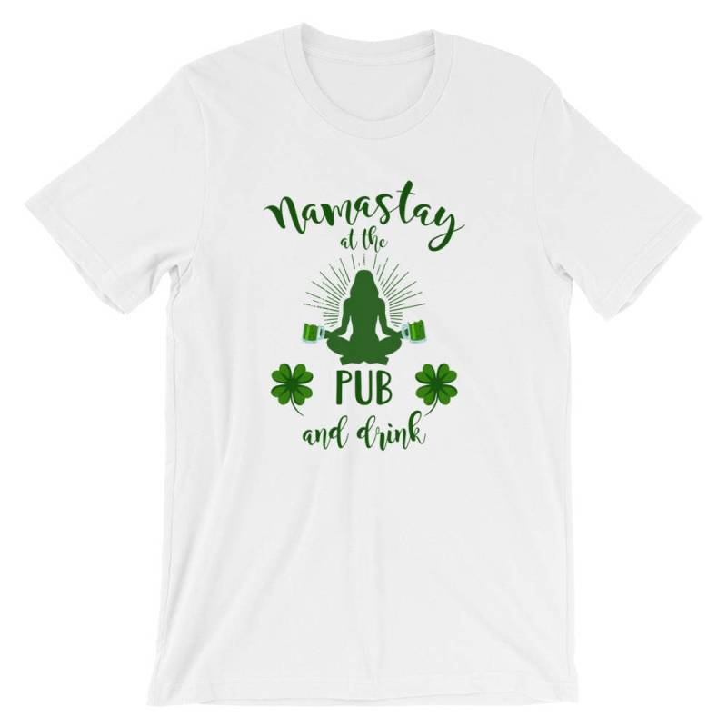 Namastay An Der Kneipe Und Trinken Kleeblatt St. Patricks Tag Unisex T-Shirt | Lustige Kobold Fee Gartenzwerge Party Kostüm Shirt von FreshDressedTees