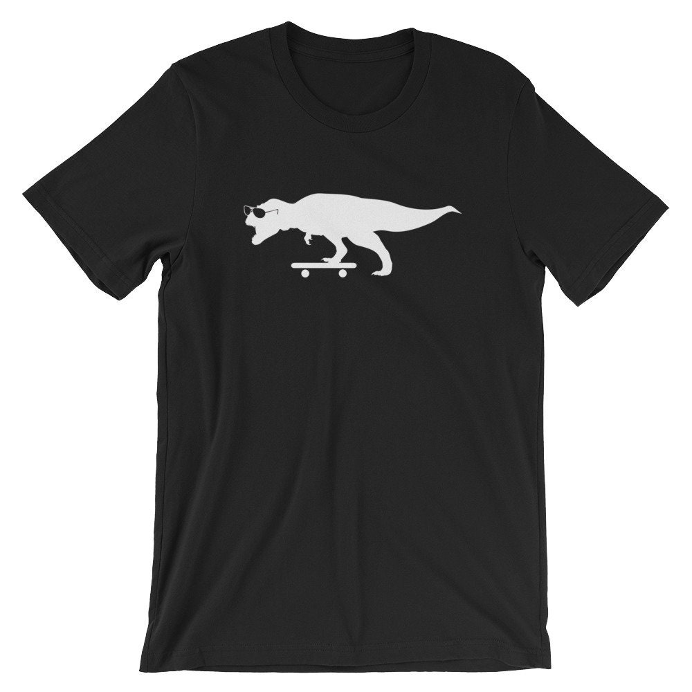 T-Rex Sonnenbrille Skateboard Lustige Unisex Shirt | Retro 80 Leuchten Partei Dinosaurier Parodie T-Shirt Beste Souvenir-Kurzarm von FreshDressedTees
