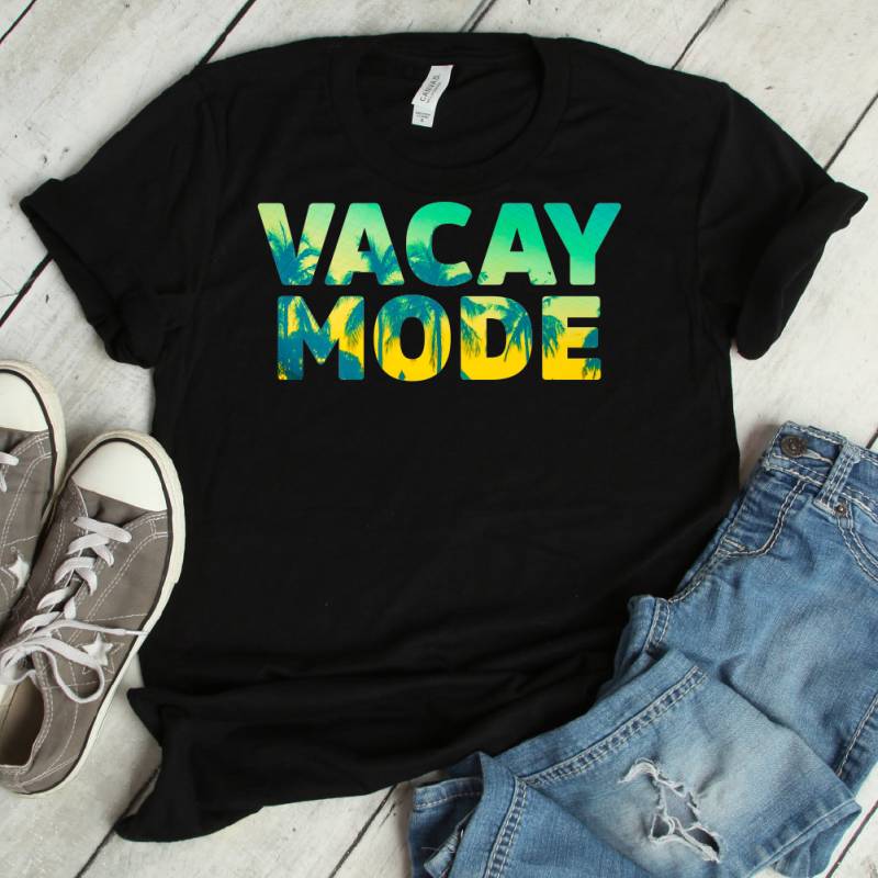 Vacay Mode Palmen Shirt | Sommer Urlaub Unisex T-Shirt Familien Strand Kurzärmeliges Urlaubs-Cool-Top von FreshDressedTees
