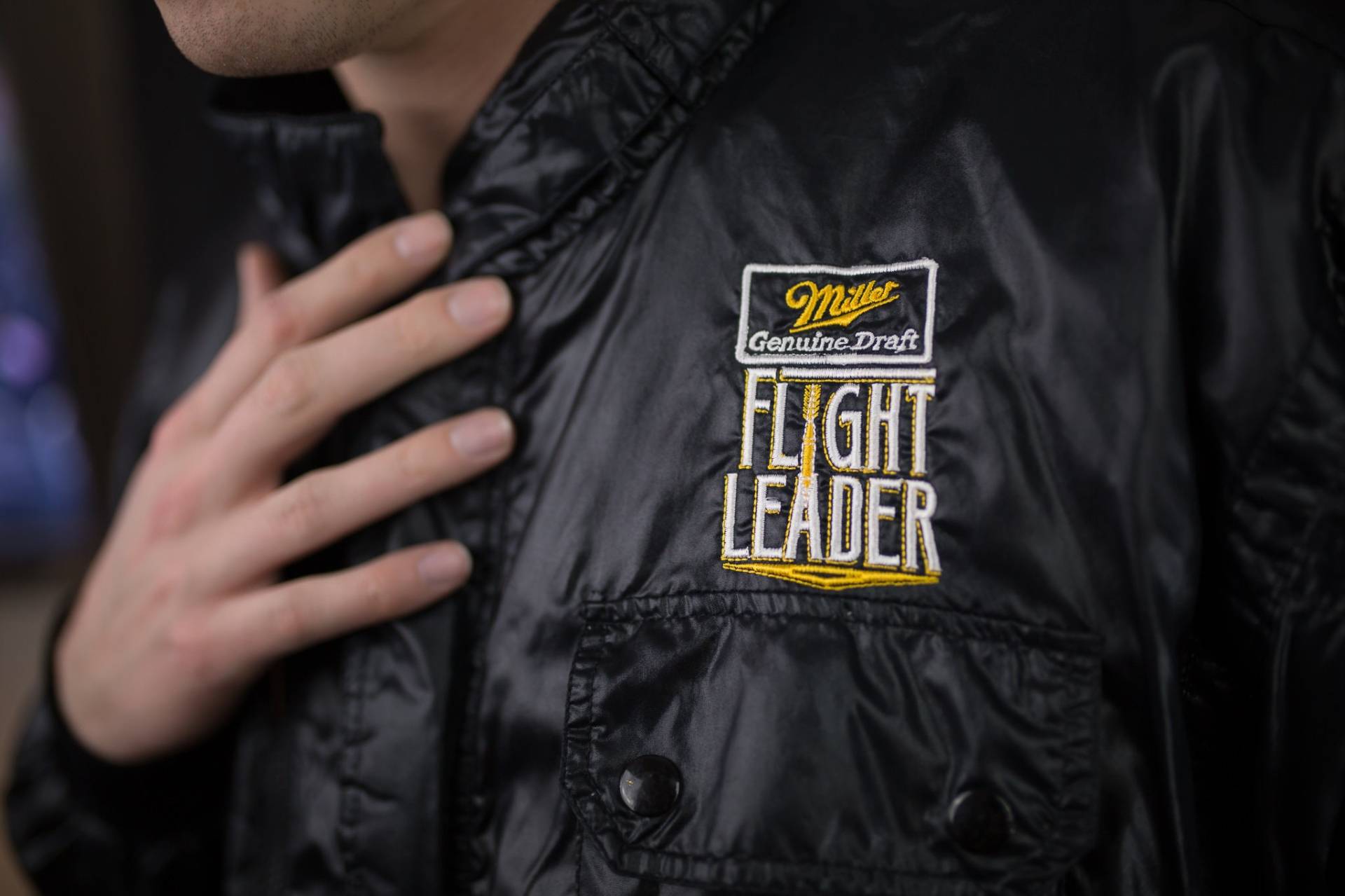 Vintage 90Er Miller Genuine Draft Flight Fuerer Darts Mgd Moto Racer Vinyl Jacke Groesse Xl Vintage 90Er Miller Genuine Draft Flight Fuerer Darts Mgd Moto Racer Vinyl Jacke Groesse Xl von FreshFitsMN