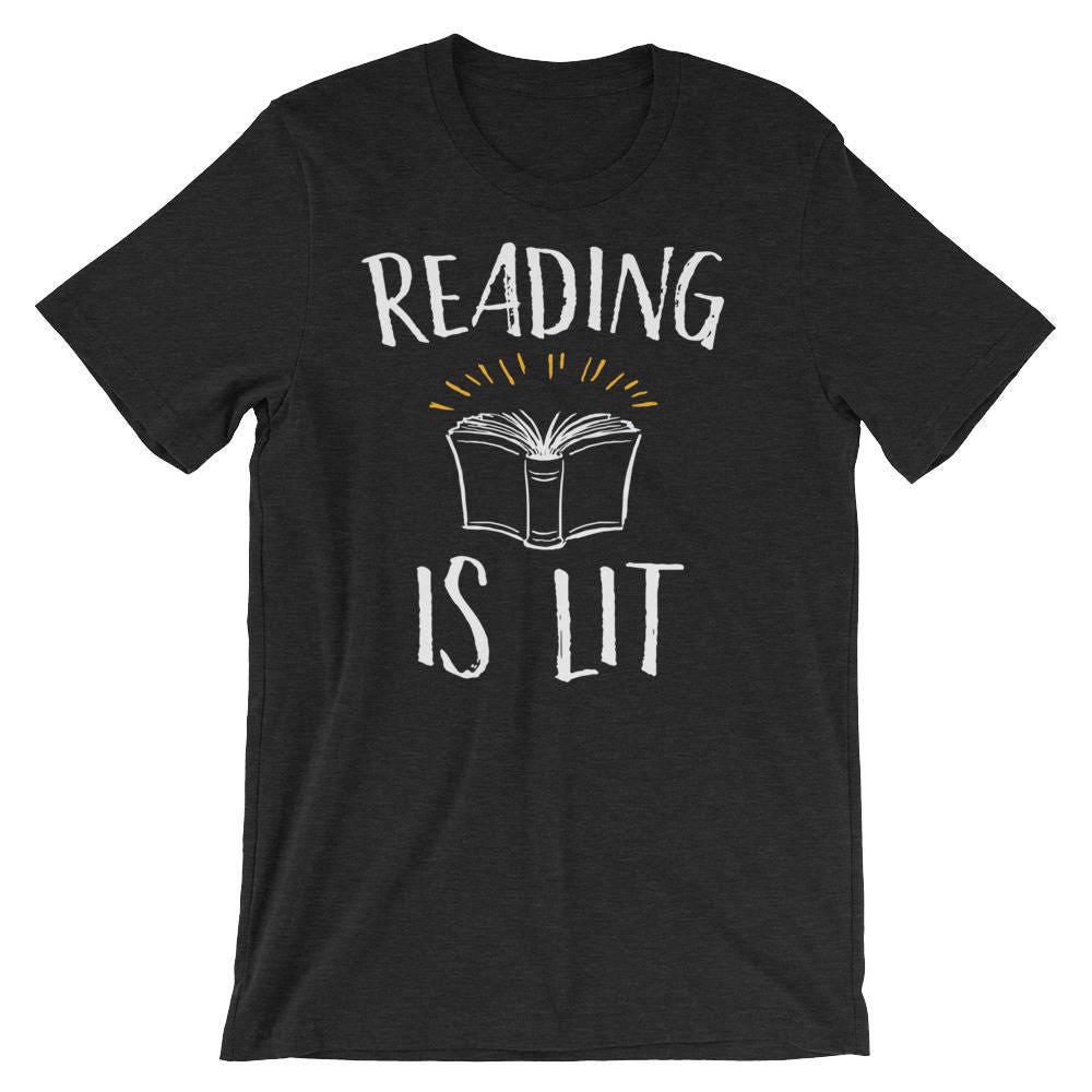 Lesen Ist Beleuchtet Literatur Wortspiel Buch Liebhaber Alphabetisierung Englischlehrer Kurzarm Unisex T-Shirt von FreshOutlookArt