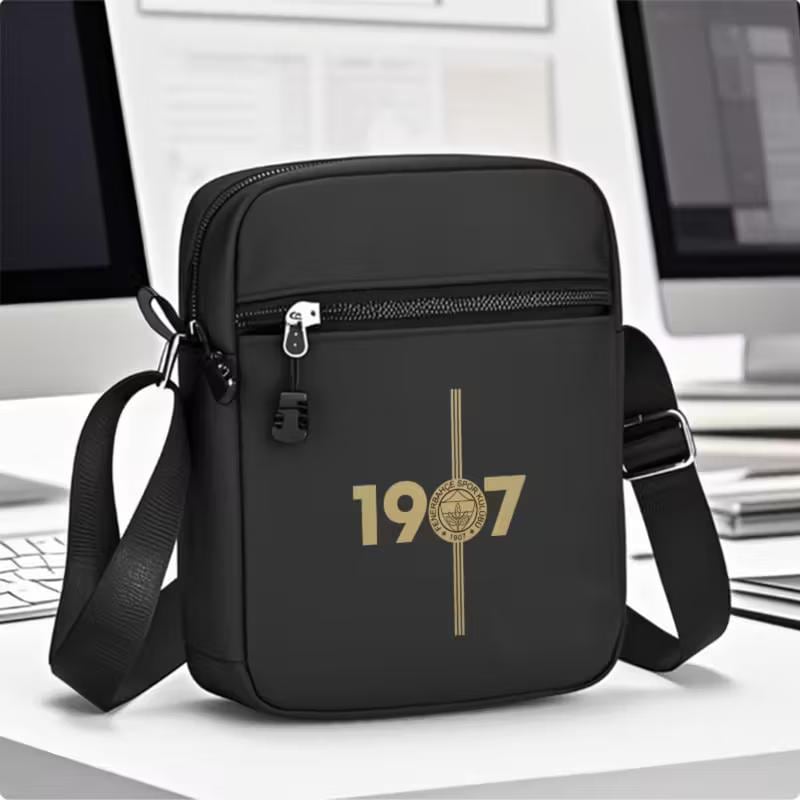 Fenerbahçe Sportklub Schwarze Oxford-Schultertasche von FreshPrintz25
