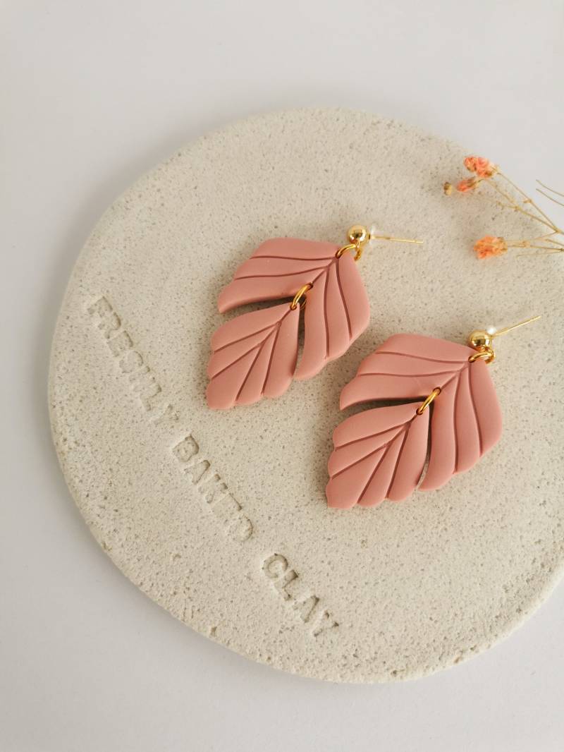 Blatt Ohrringe, Polymer Clay Statement Leicht, Botanisch, Altrosa, Gold, Handgefertigt Blatt Ohrringe, Polymer Clay Statement Leicht, Botanisch, Altrosa, Gold, Handgefertigt von FreshlybakedclayShop