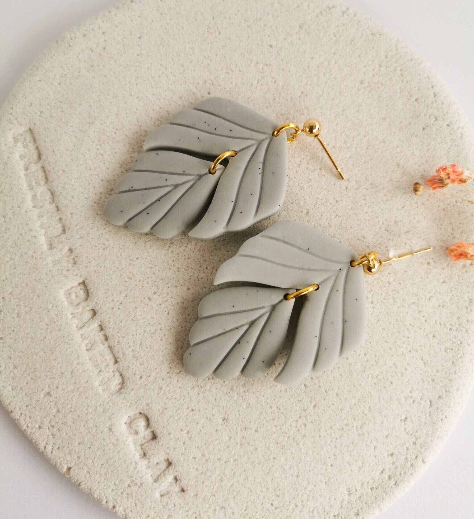 Blatt Ohrringe, Polymer Clay Statement Leicht, Botanisch, Grau, Gold, Handgefertigt Blatt Ohrringe, Polymer Clay Statement Leicht, Botanisch, Grau, Gold, Handgefertigt von FreshlybakedclayShop